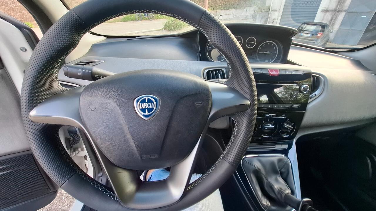 Lancia Ypsilon 0.9 TwinAir 85 CV 5 porte Metano Ecochic Silver