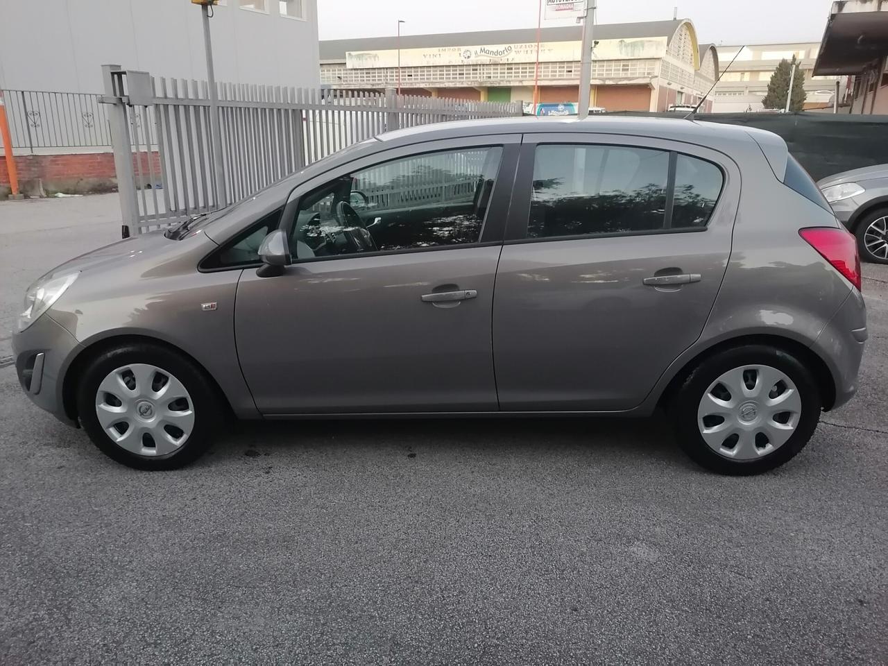 OPEL CORSA 1.2 5 Porte Club 63KW 2011