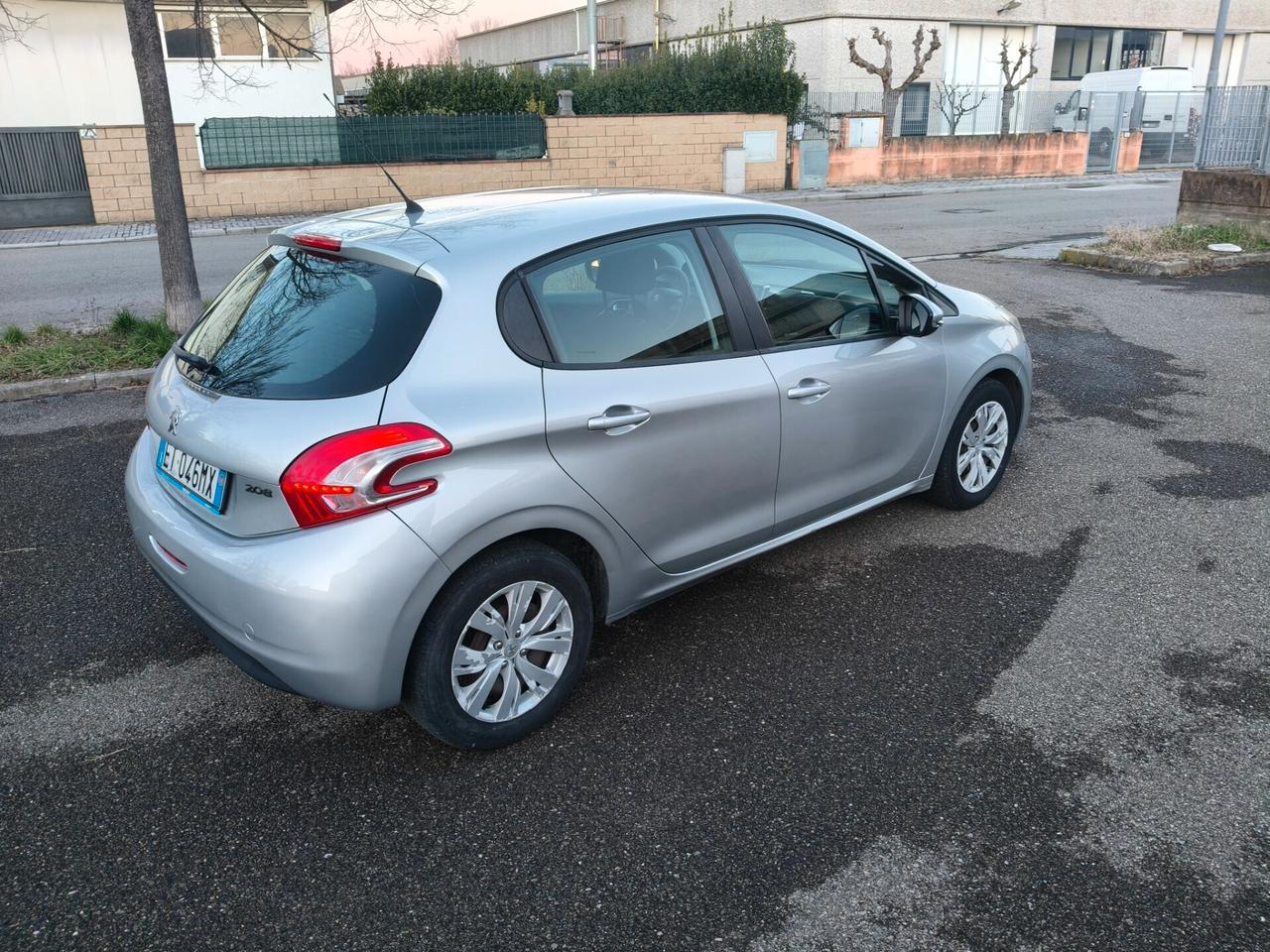 Peugeot 208 1.2 5 porte 2014 SOLO 137.000 KM