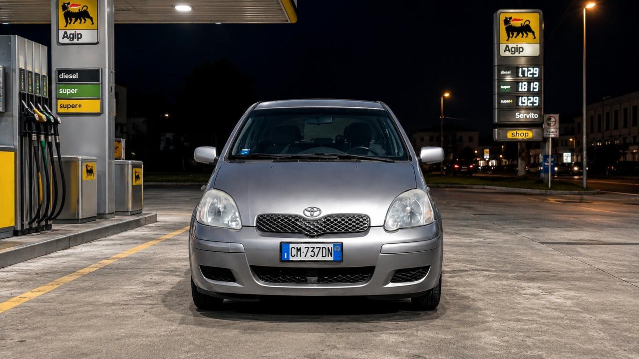 TOYOTA YARIS 1.0 BENZINA 5 PORTE – DISTRIBUZIONE A CATENA – PERFETTA NEOPATENTATI 122.000 km certificati Consumi bassissimi Motore Toyota
