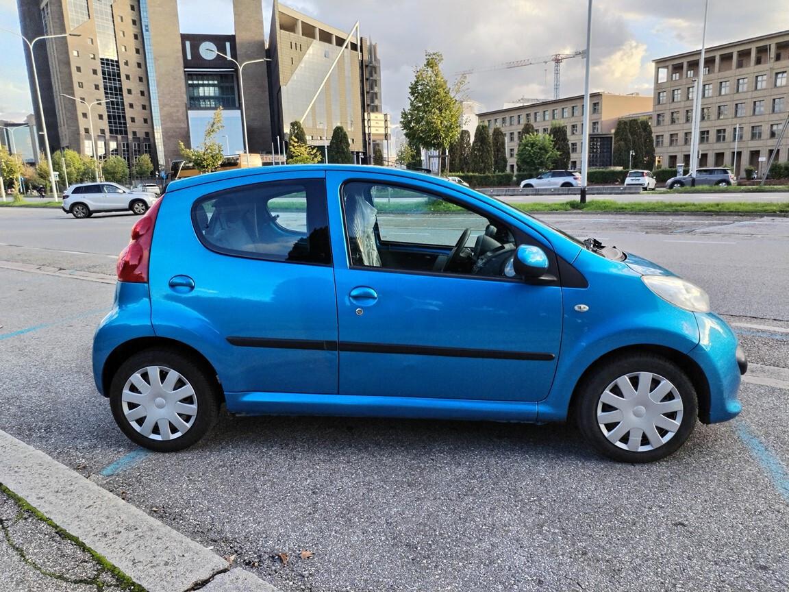 Peugeot 107 1.0 5p. Plaisir 77000km unipro anziana manutenzioni fatte full optionals