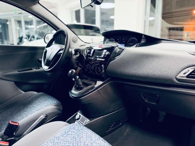 Lancia Ypsilon 1.0 firefly hybrid Silver