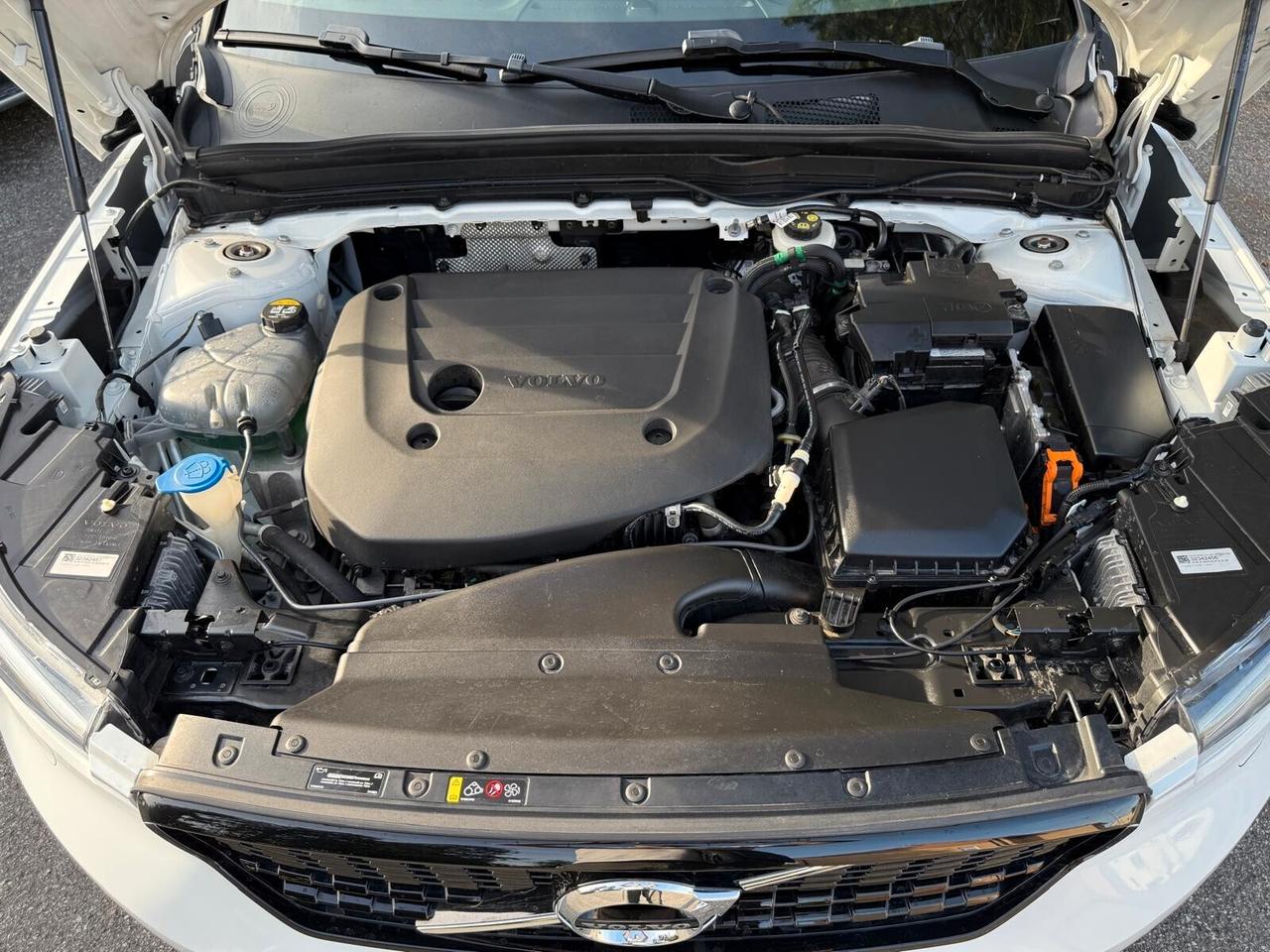 Volvo XC40 B4 AWD HYBRID Geartronic R-Design