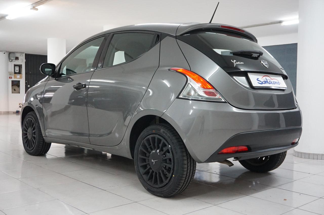 Lancia Ypsilon 1.0 FireFly 5 porte S&S Hybrid Ecochic Silver
