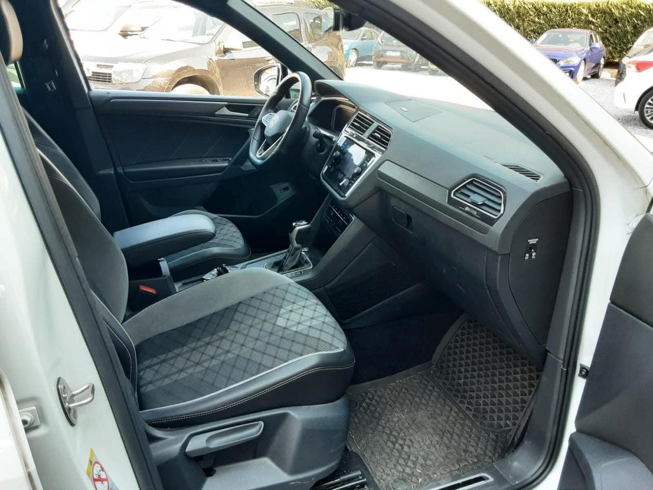 Volkswagen Tiguan 2.0 TDI 150 CV SCR DSG R-LINE TETTO NAVY LED 19