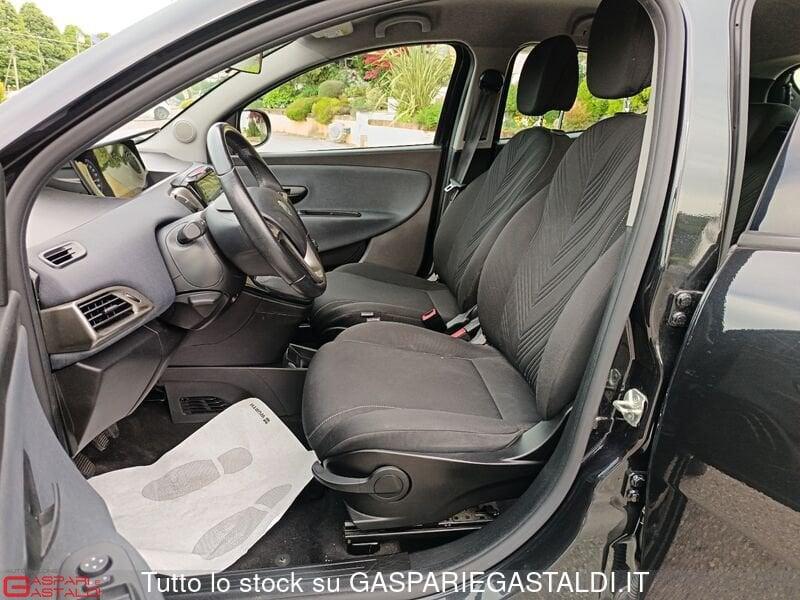 Lancia Ypsilon 1.0 FireFly 5 porte S&S Hybrid Silver