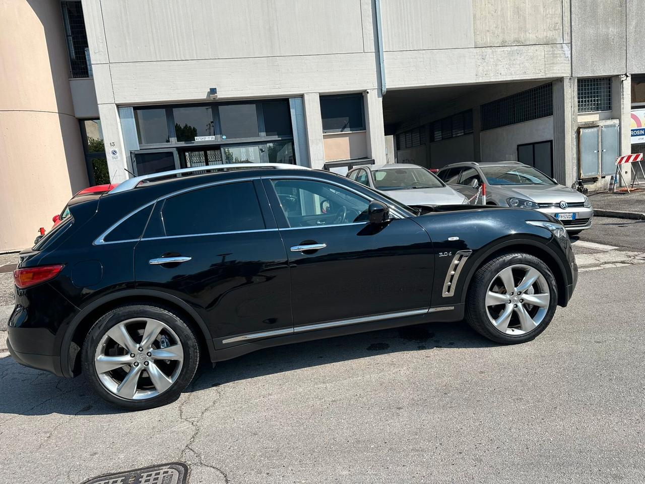 Infiniti QX70 3.0 diesel V6 AT GT Premium