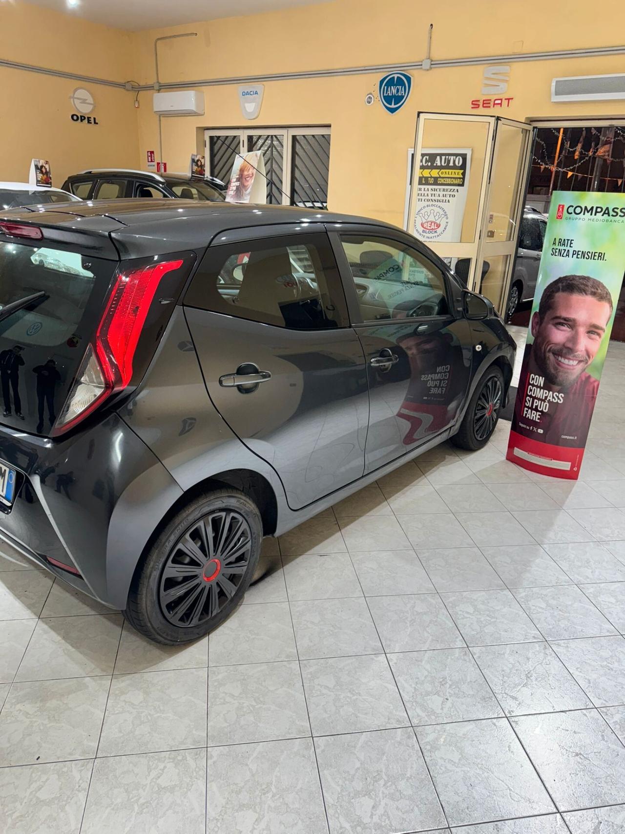 Toyota Aygo 1.0 VVT-i 72 CV 5 porte x-cite (motore con 80.000km con fattura)