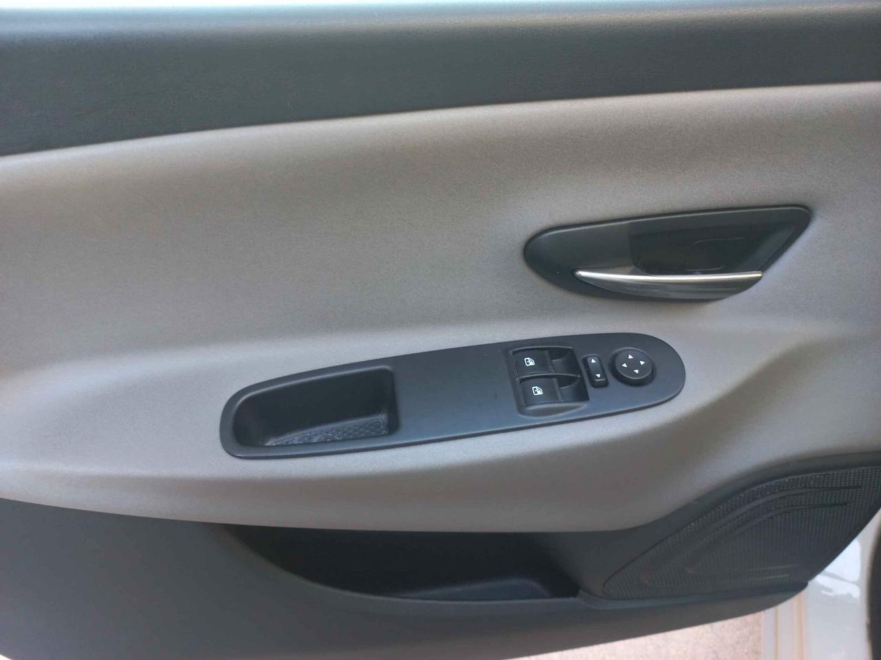 Lancia Ypsilon 1.2 69 CV 5 porte Silver opening edition