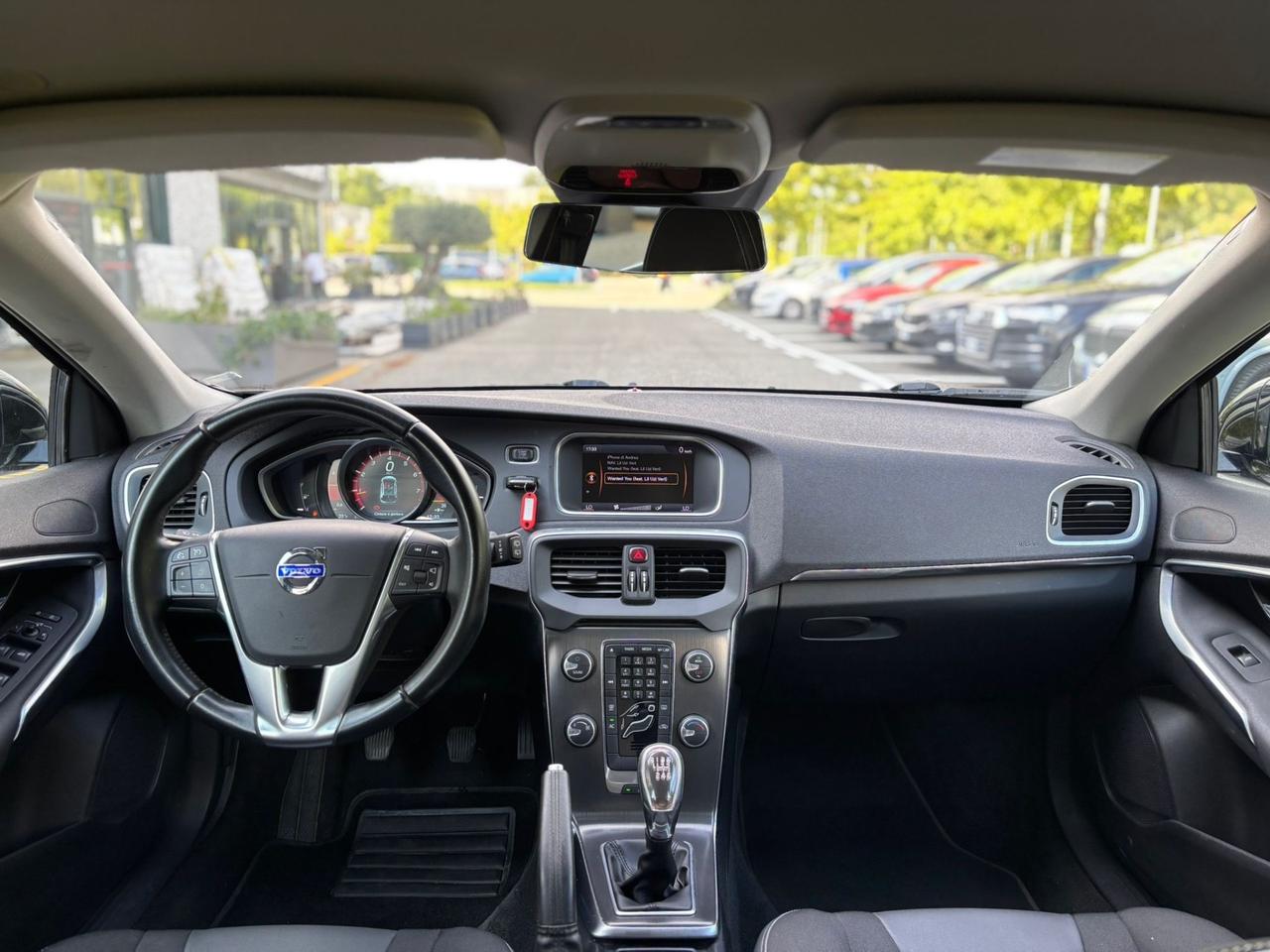 Volvo V40 T3 R-design Momentum