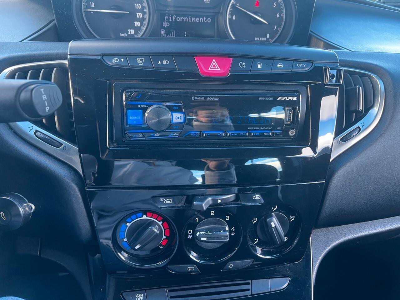 Lancia Ypsilon 1.2 69 CV 5 porte GPL Ecochic Silver