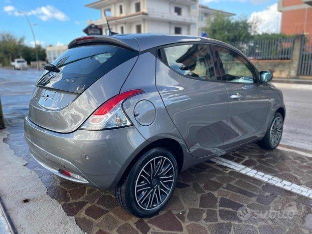 Lancia Ypsilon gold