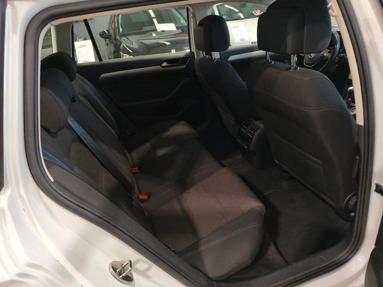 Volkswagen Passat 1.6 TDI SCR DSG Business BMT