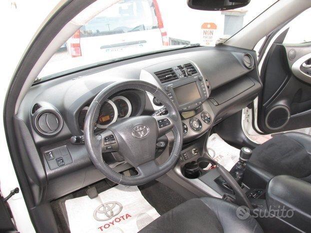 Toyota RAV 4 2.2 D-4D 4x4 DA VETRINA 2011