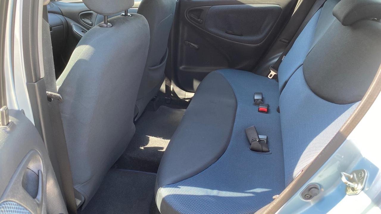 Toyota Yaris 1.0i 16V cat 5 porte Sol