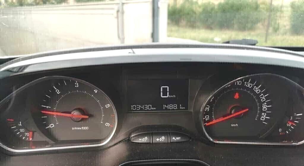 PEUGEOT 208 1,4 HDI-UNICO PROPRIETAR-4 REVISIONI