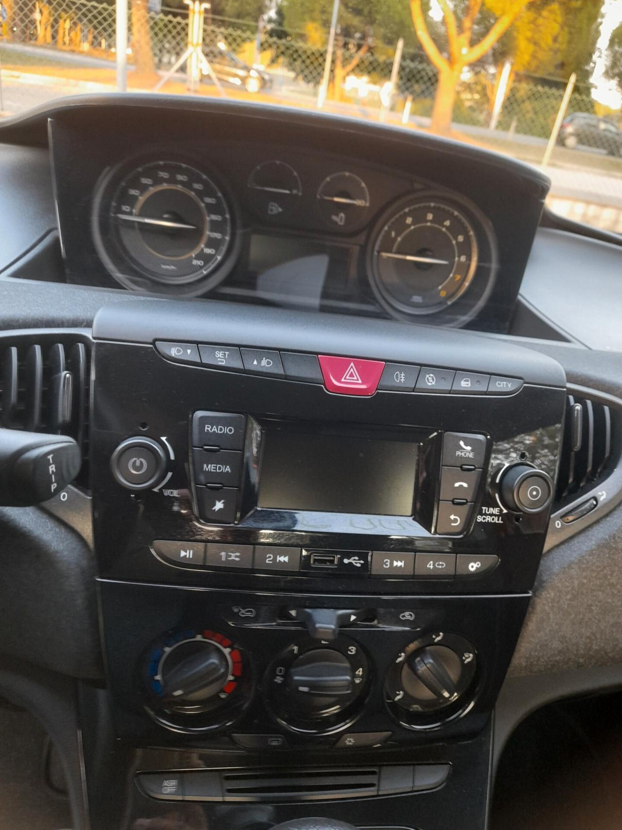 Lancia Ypsilon 1.0 5 porte Hybrid