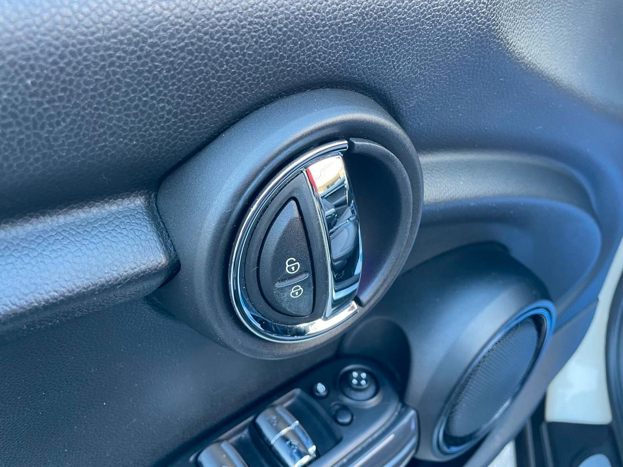 Mini Cooper Hype Cabrio 1.5 Benz 136 cv Automatica