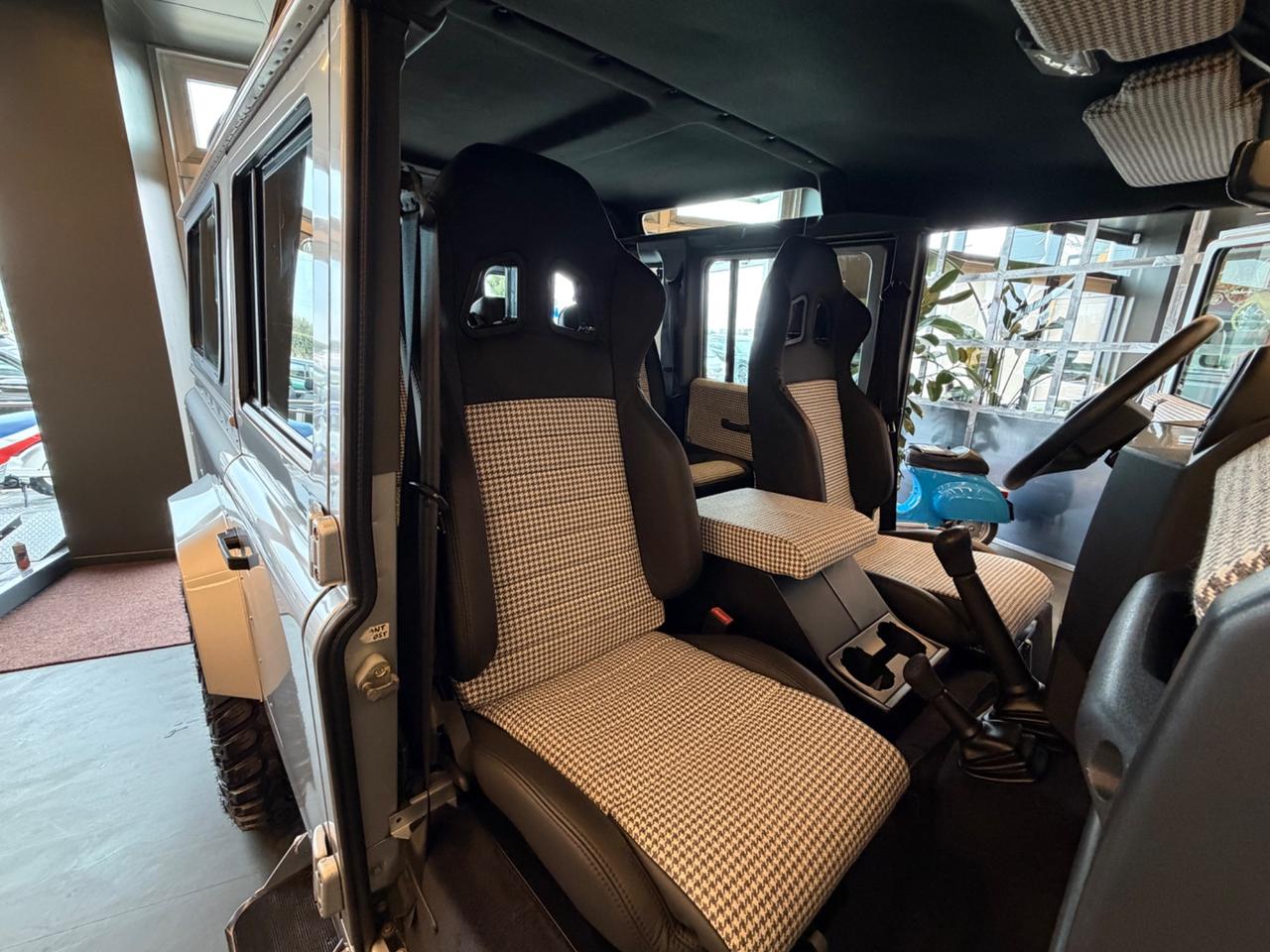 Land Rover Defender 110 2.4 TD4 Station Wagon SE