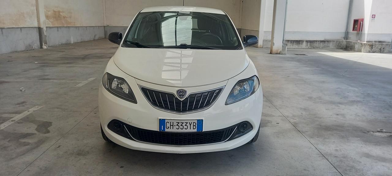Lancia Ypsilon 1.0 FireFly 5 porte S&S Hybrid Silver