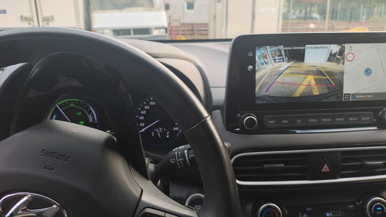 Hyundai Kona adatta a neo patentati