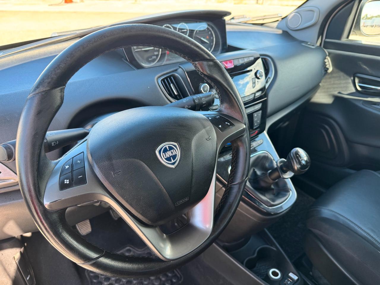 Lancia Ypsilon 0.9 TwinAir 85 CV 5 porte S&S Platinum