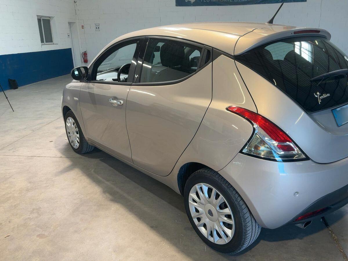 Lancia Ypsilon 1.2 69 CV 5 porte S&S Silver