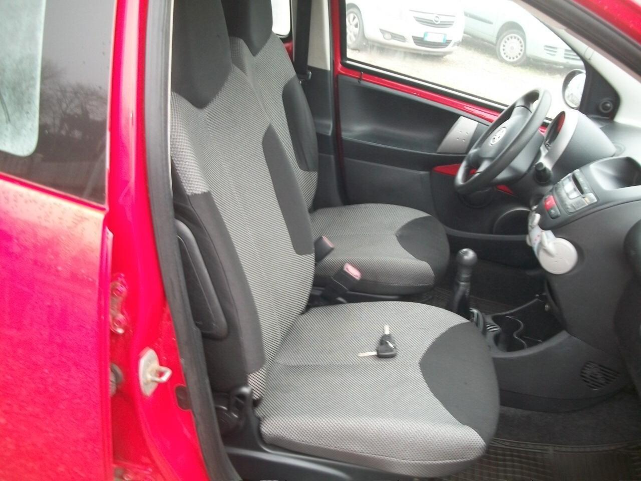 Toyota Aygo 1.0 12V VVT-i 5 porte Lounge CC 998 BENZINA IMMAT 30/06/2012 05 PORTE SI NUOVI PATENTATTI GARANZIA UN ANNO