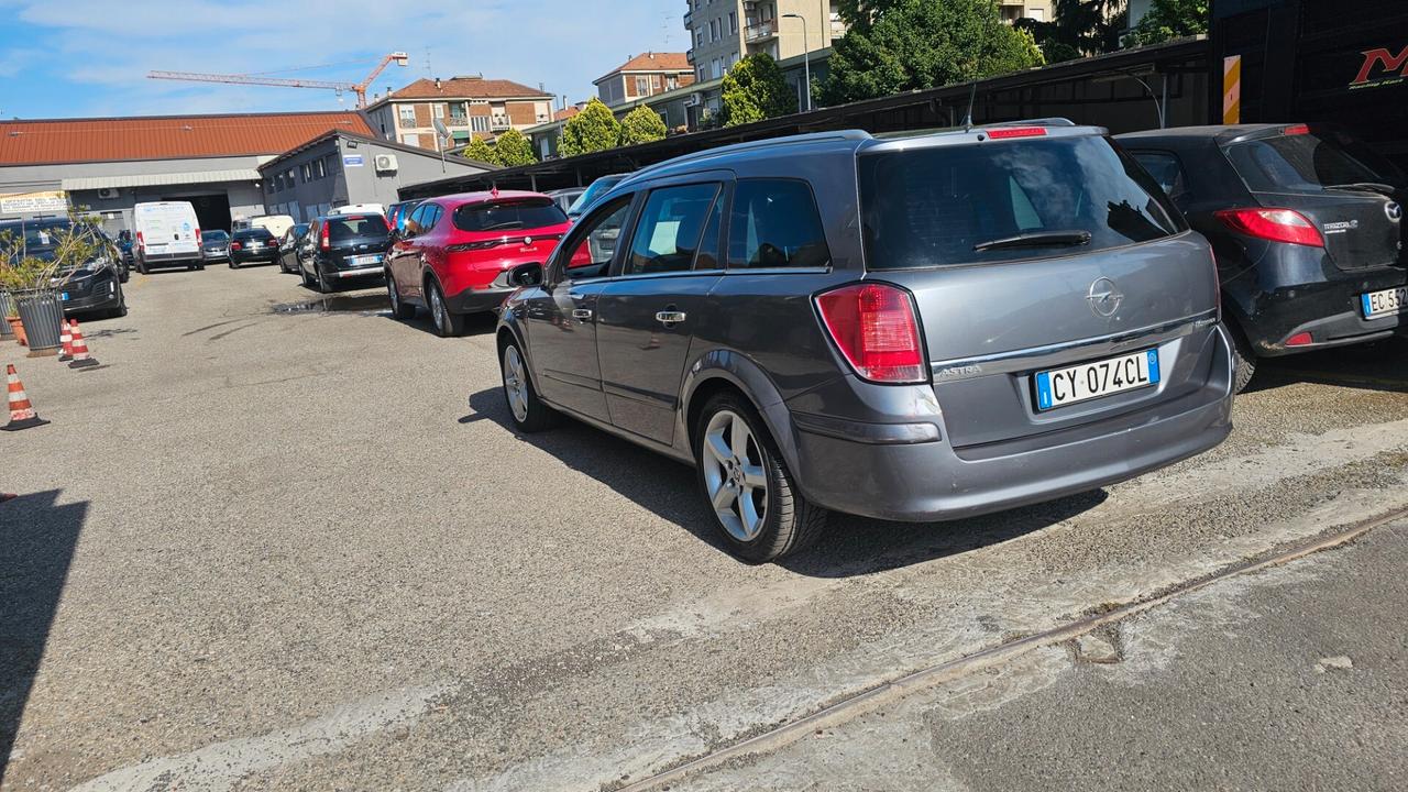 Opel Astra 1.6 16V Twinport 5 porte Cosmo