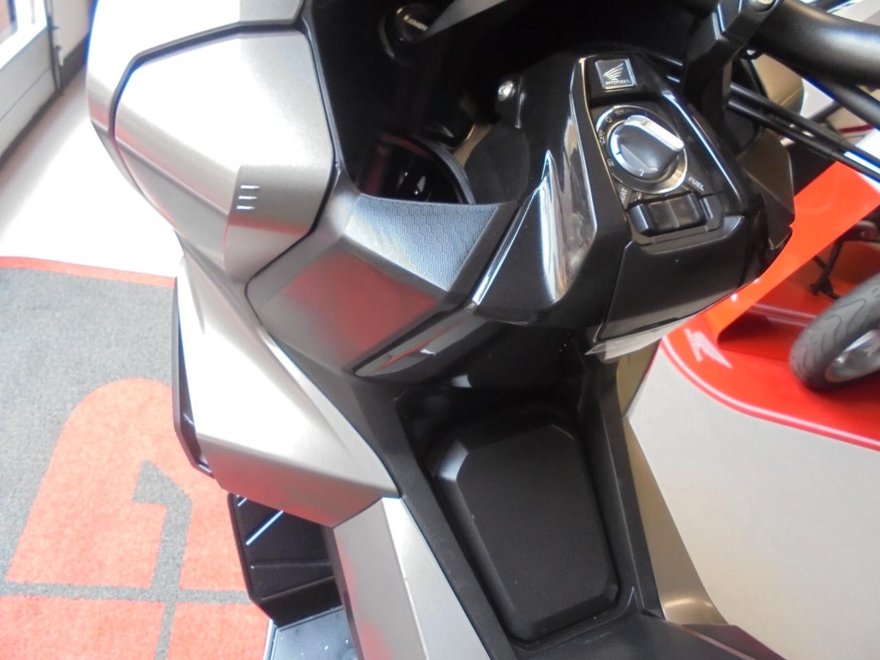 Honda ADV 350 ABS + TCS