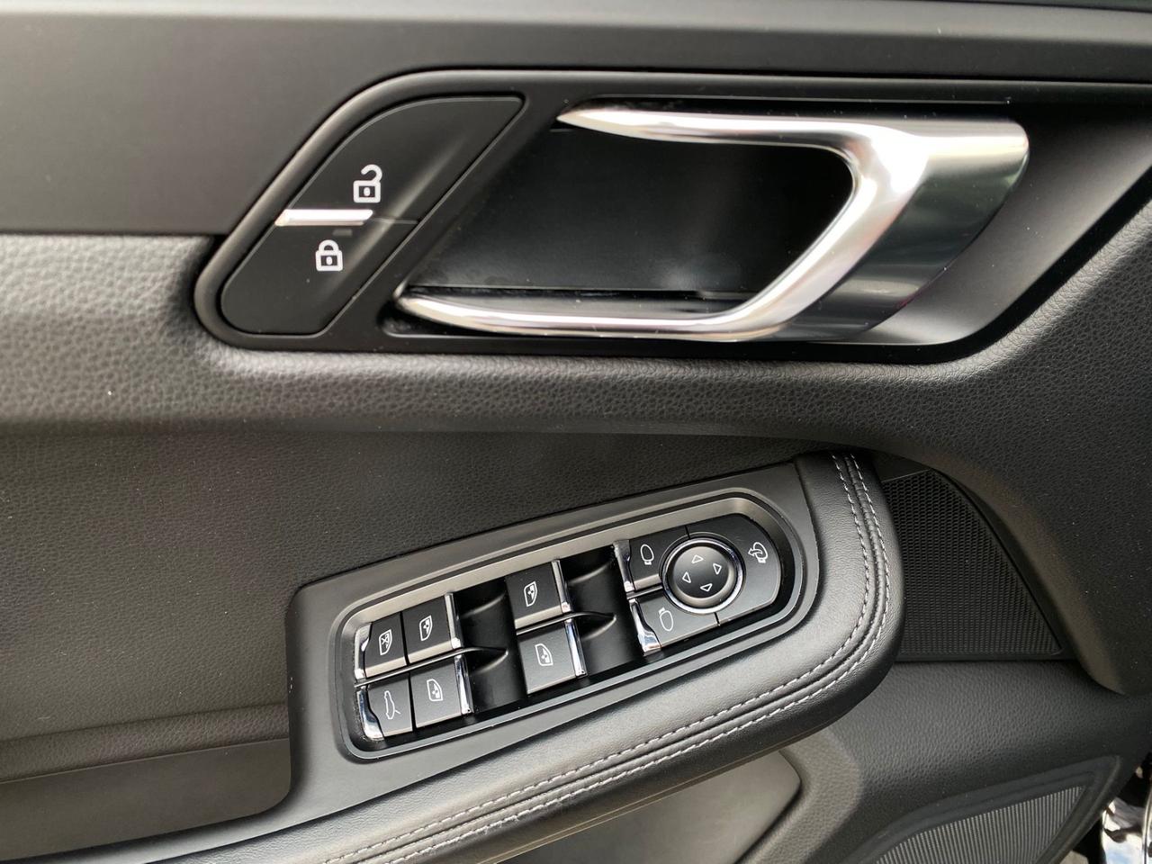 PORSCHE MACAN 2.0 NY 2023 TETTO APRIBILE