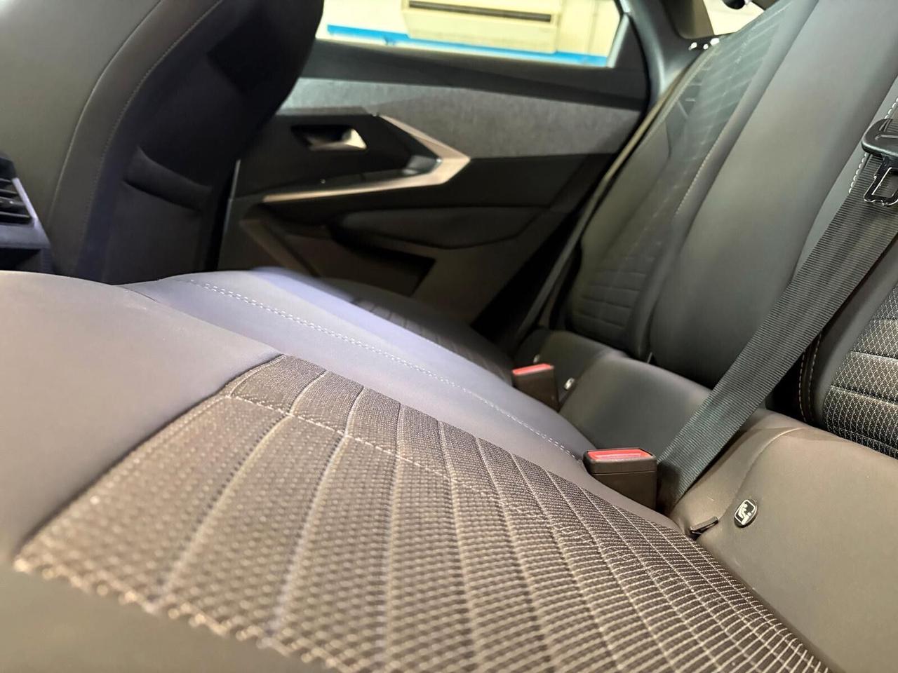 Peugeot 3008 ALLURE motore elettrico (73kWh) 210 CV SPOTICAR