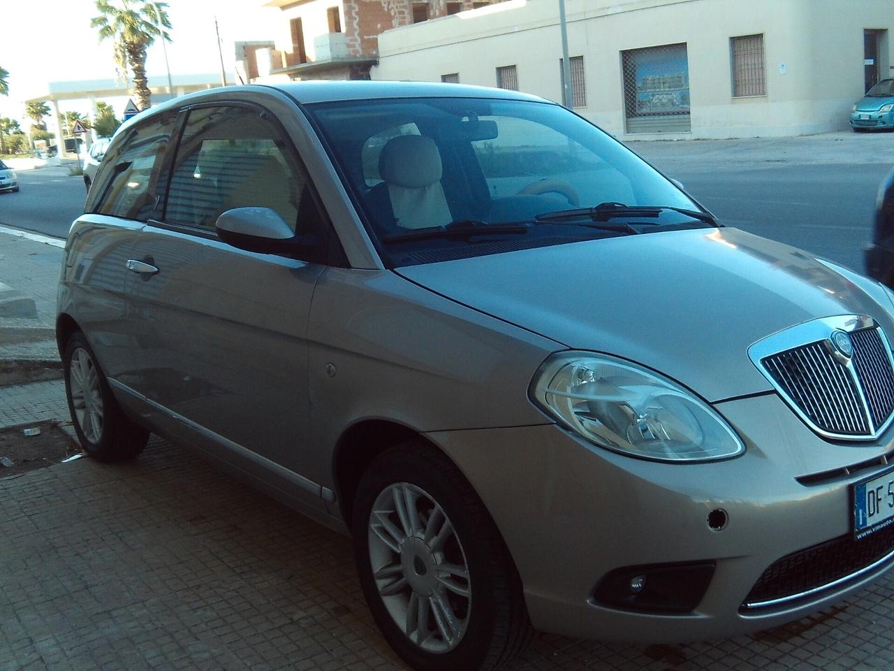 Lancia Ypsilon 1.3 MJT 75 CV Platino