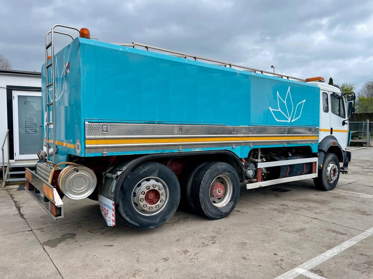 MERCEDES-BENZ 25-34 SK 6X2 LAVASTRADE CON CISTERNA IN ACCIAIO