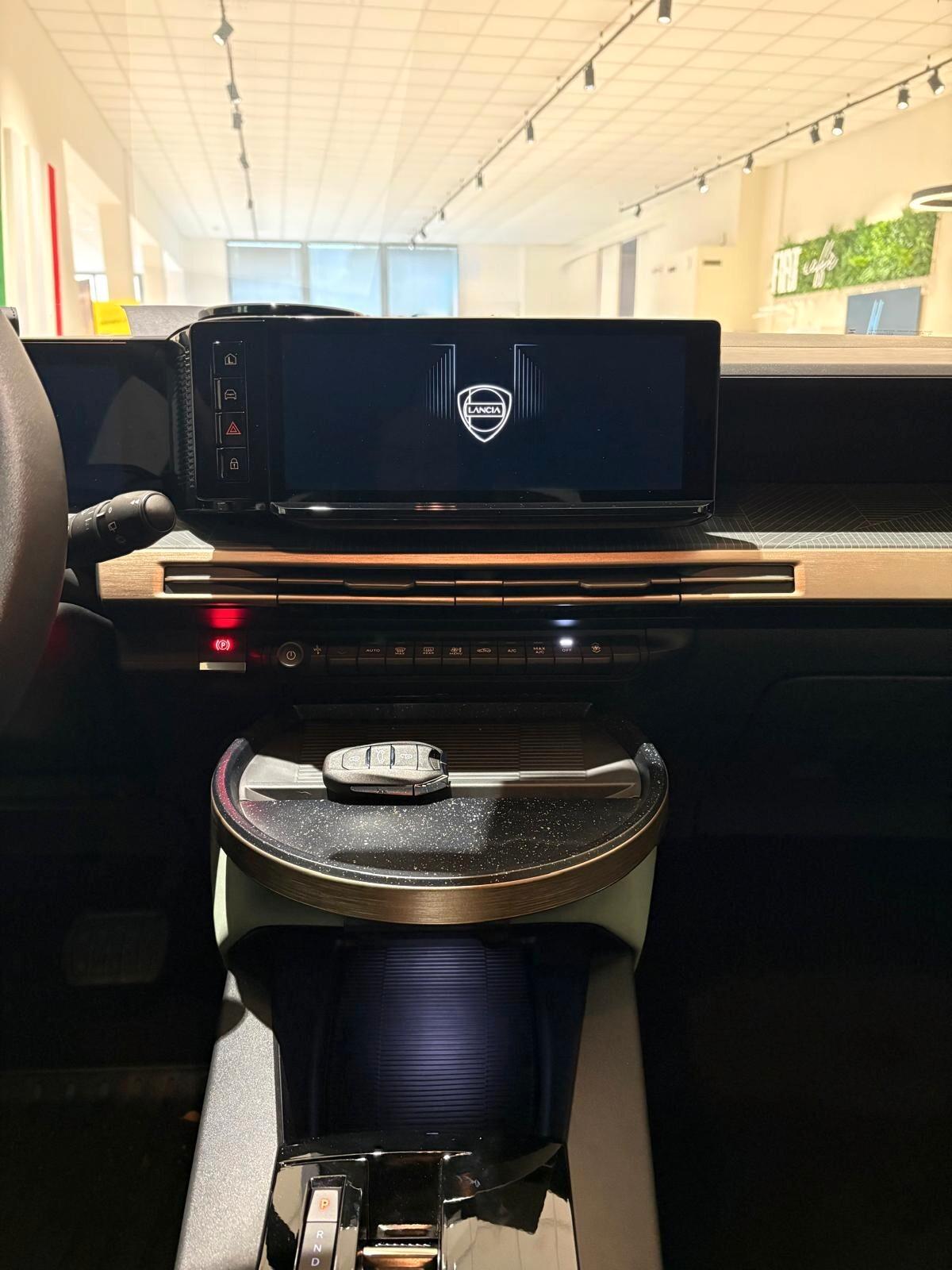 Lancia Ypsilon Hybrid e-DCT