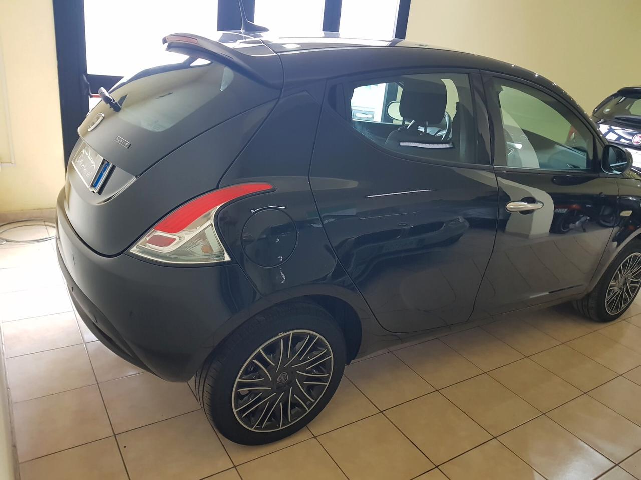 Lancia Ypsilon 1.0 FireFly 5 porte S&S Hybryd Gold