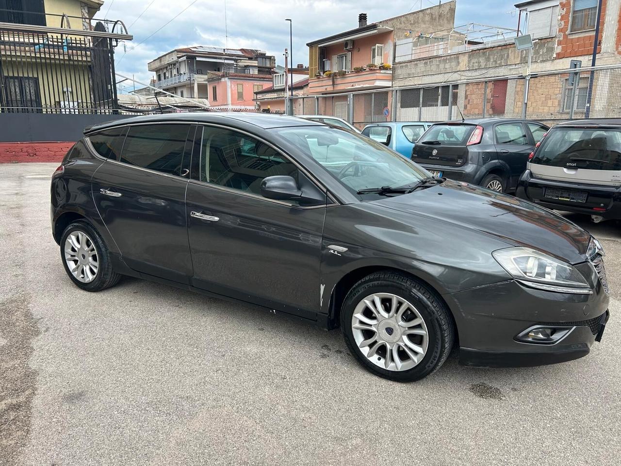Lancia Delta 1.6cc diesel 12 mesi garanzia-2010