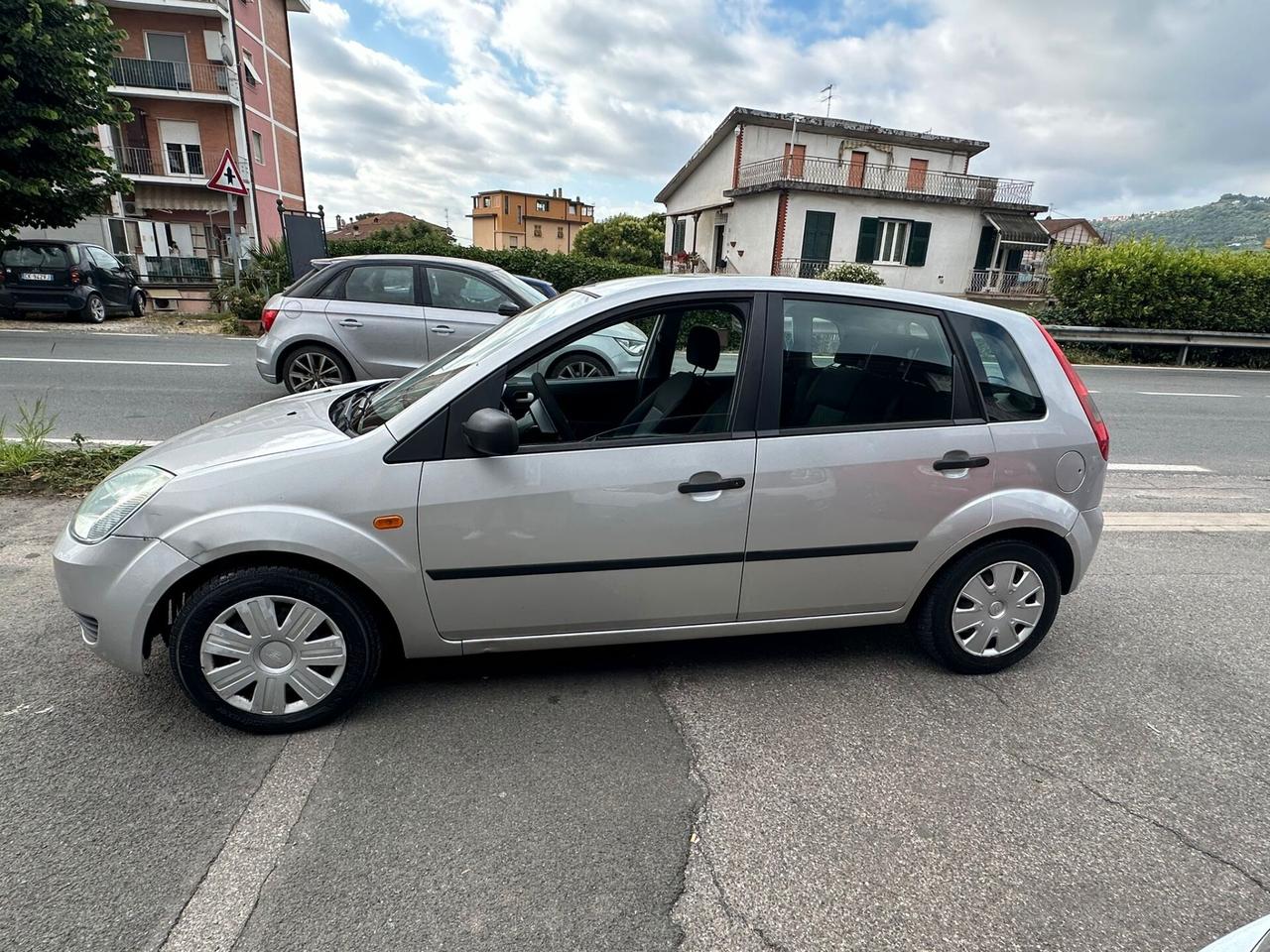 Ford Fiesta 1.4 TDCi 5p. gancio traino . distribuzione . frizione. tagliando . freni . garanzia