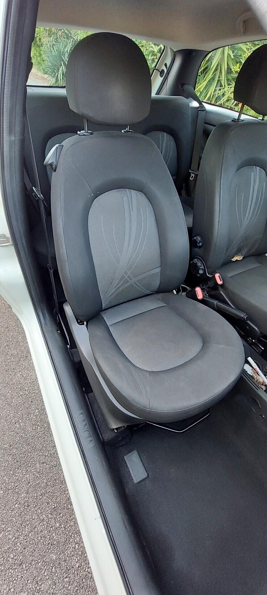 YPSILON MODELLO DIVA 1,3 MTJ DIESEL 75 CV RESTAYLING AUX PER NEOPATENTATI IMPECCABILE