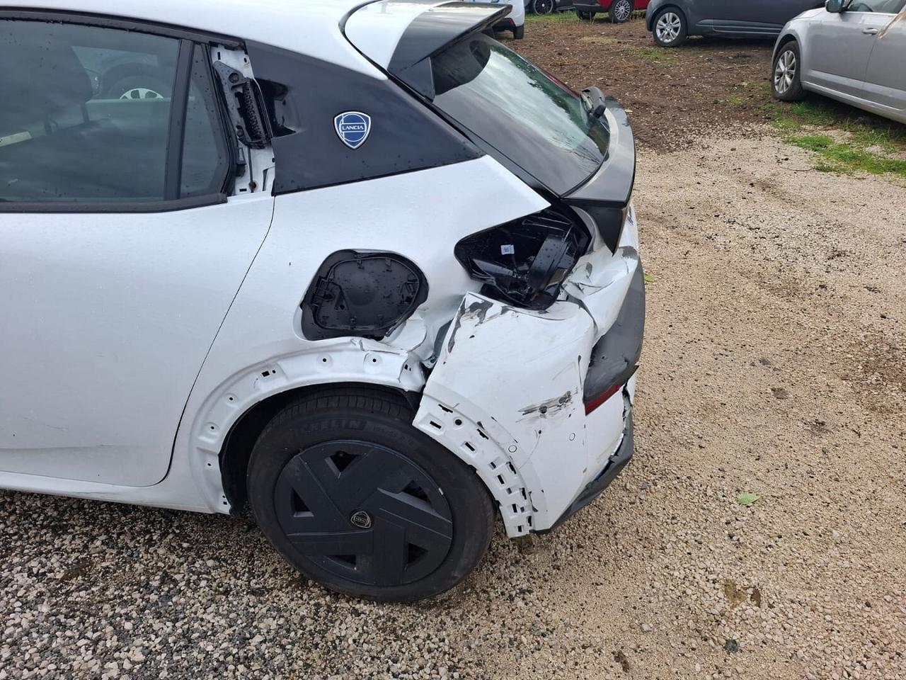 LANCIA YPSILON 2025 IBRIDA SINISTRATA 6000KM