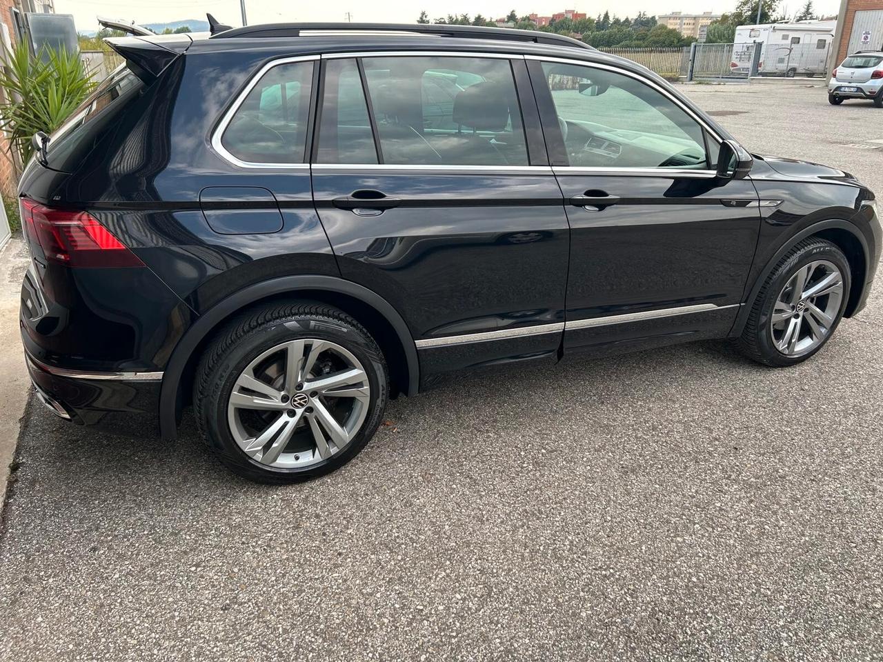 Volkswagen Tiguan 2.0 TDI DSG 4MOTION R-LINE TETTO PANORAMICO ED APRIBILE