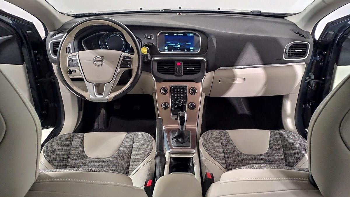 VOLVO V40 Cross Country D3 Momentum