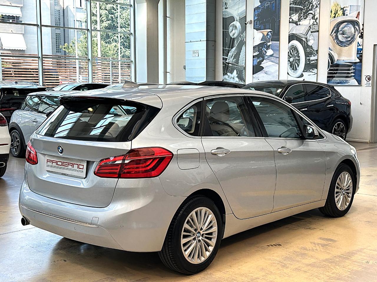 BMW 216 d Active Tourer Luxury Auto - LED - 17" - Pelle - Navi