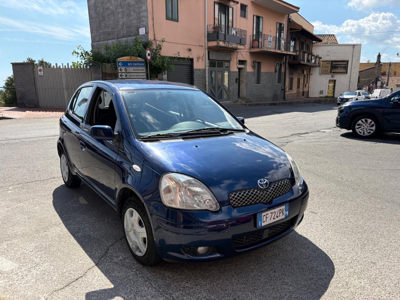 Toyota Yaris 1.0i 16V cat 5 porte Sol