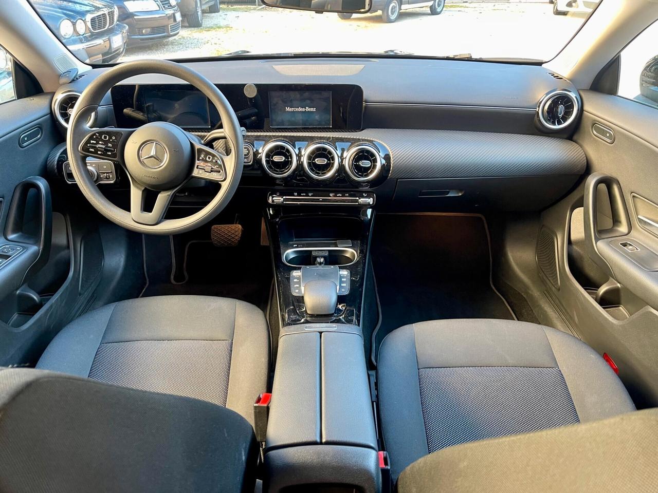 Mercedes-benz CLA 180 BENZINA Auto Shooting Brake NEOPATENTATI