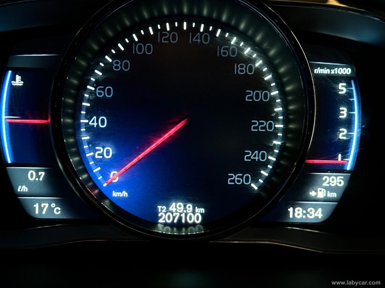 VOLVO XC60 D5 AWD Geartronic R-design Momentum