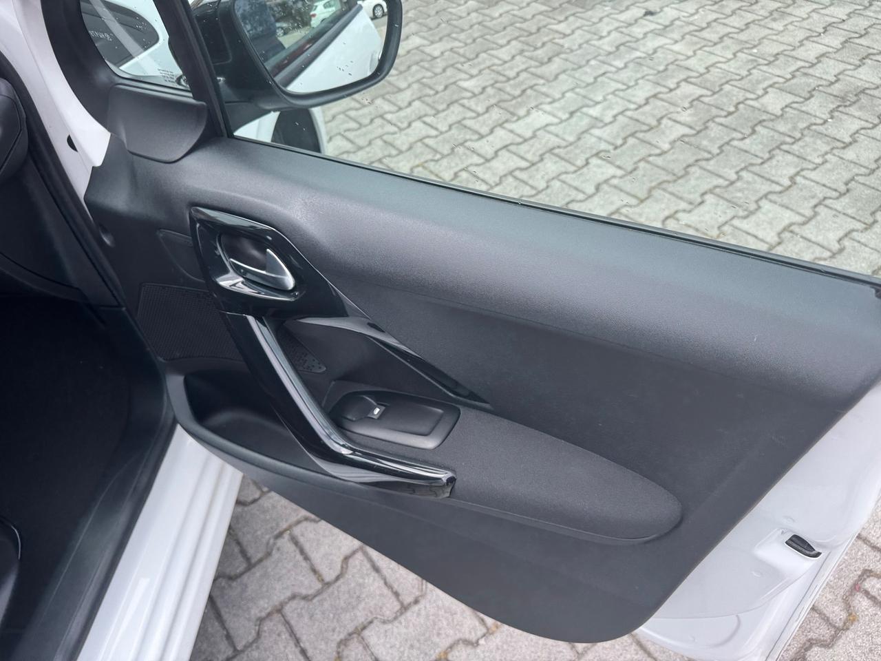 Peugeot 208 PureTech 82 5 porte neopatentati