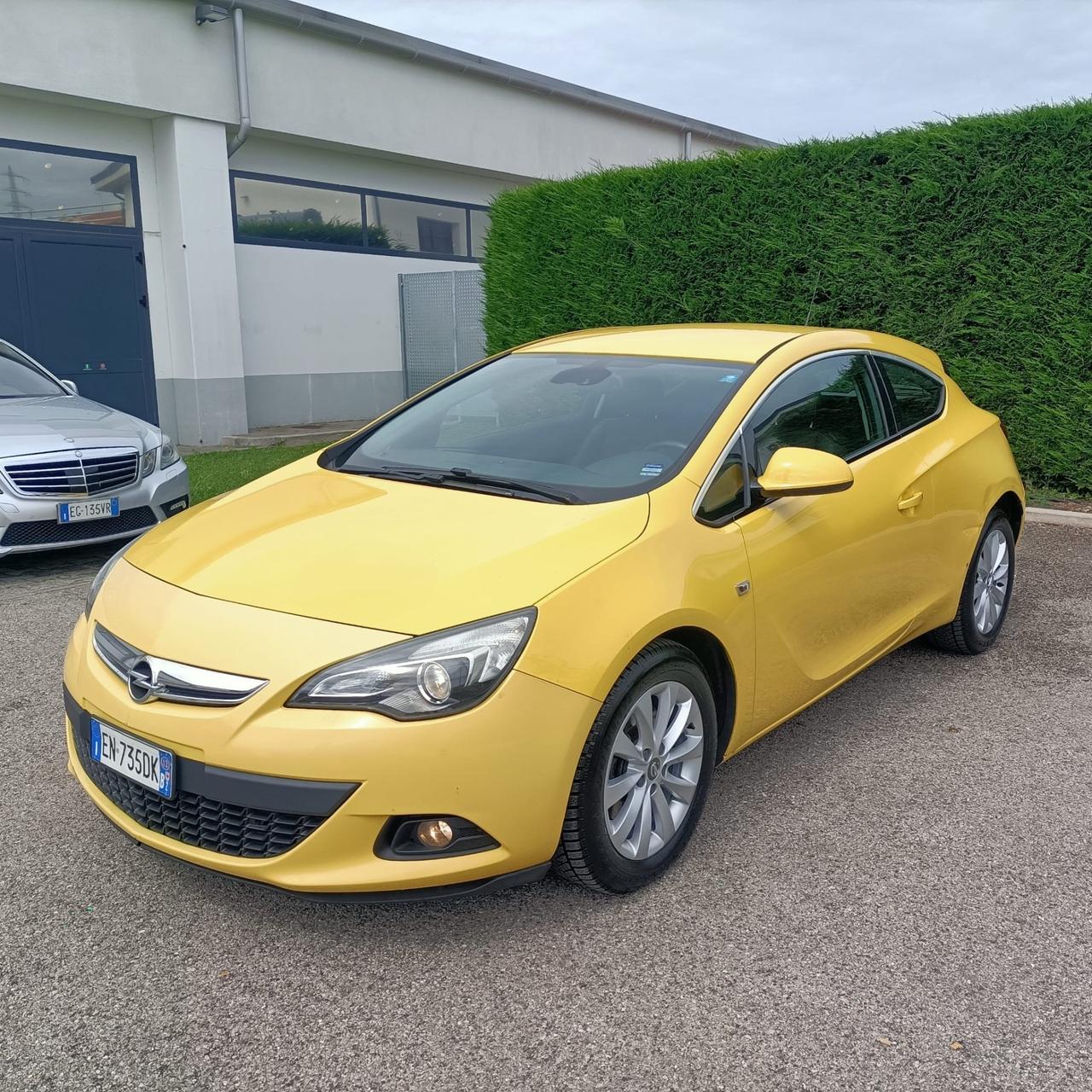 Opel Astra GTC 1.4.benzina anno 2012 km 150 mila