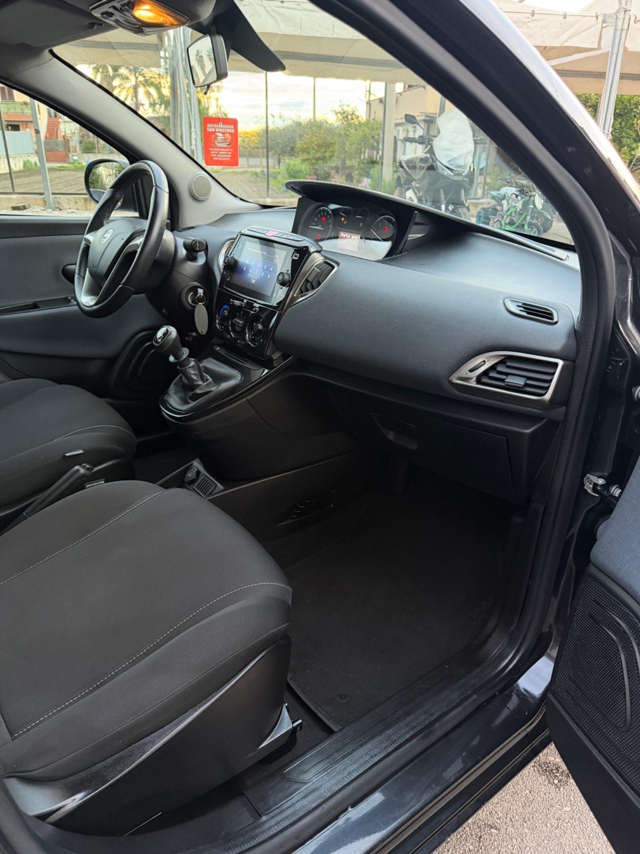 Lancia Ypsilon 1.0 FireFly 5 porte S&S Hybrid Ecochic Gold