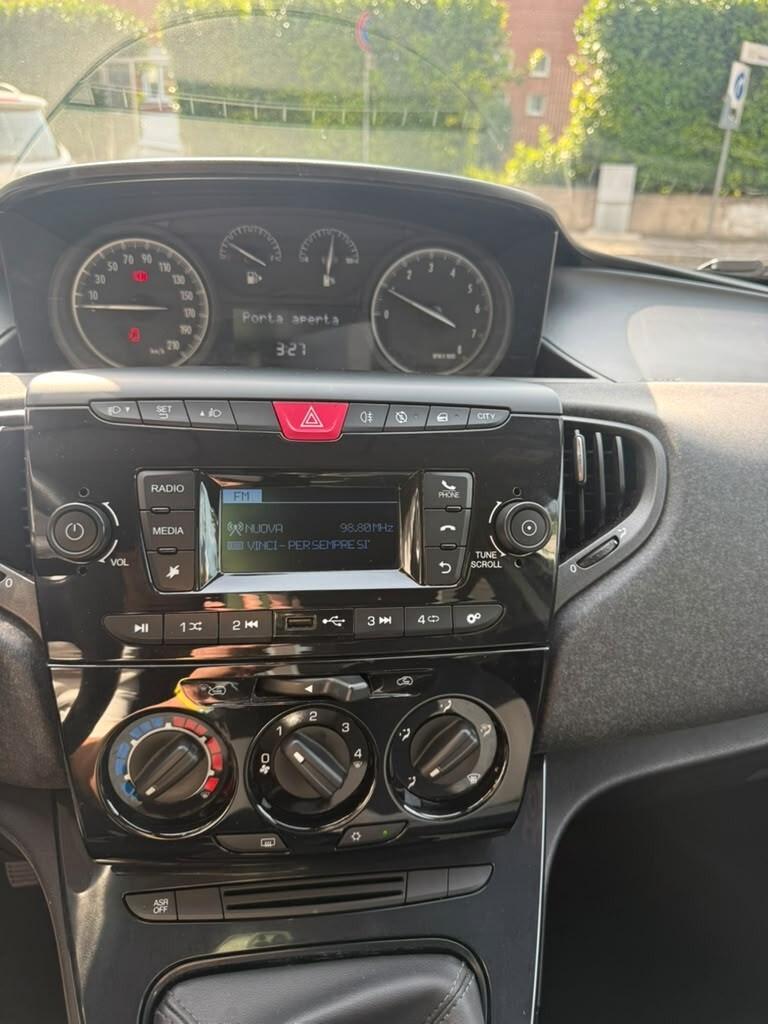 Lancia Ypsilon 1.0 FireFly 5 porte S&S Hybrid Silver